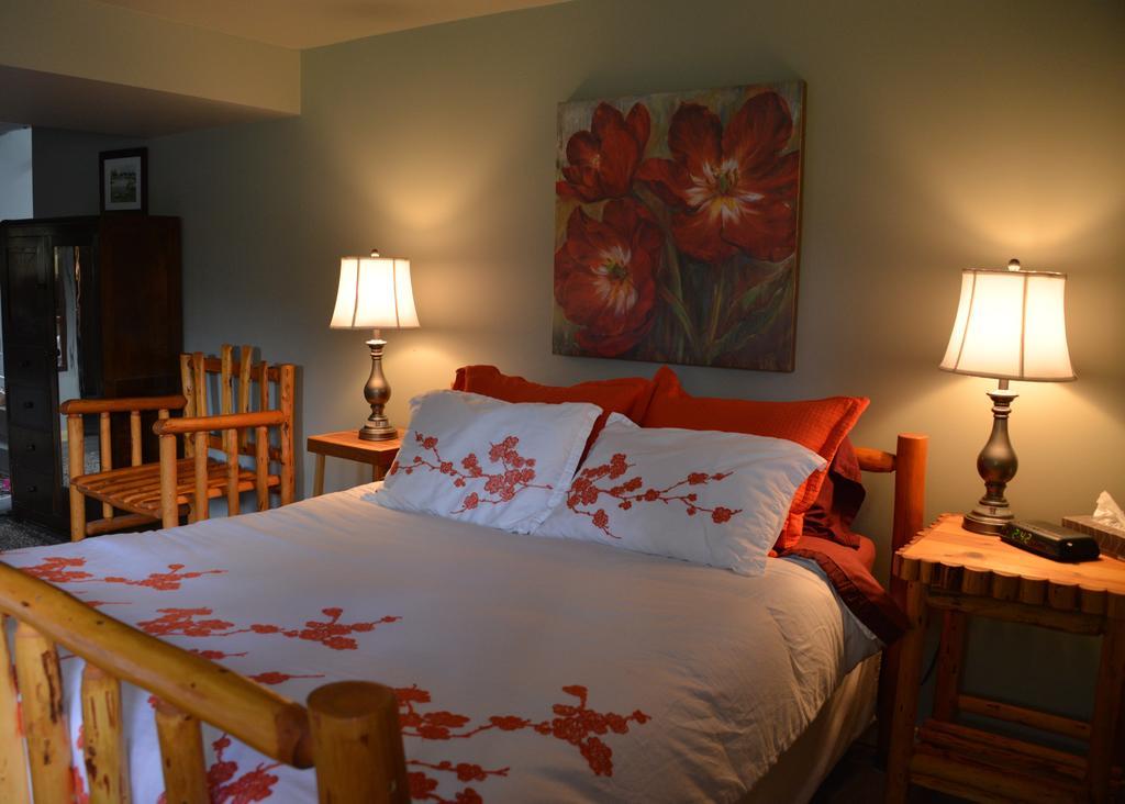 Kicking Horse Canyon Guest House Golden Room photo