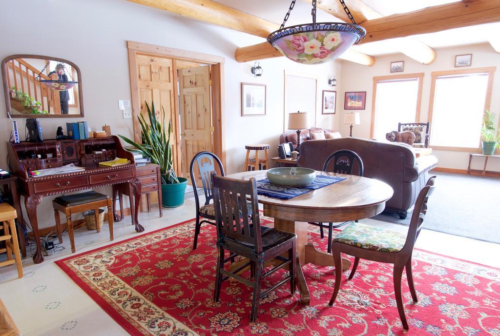 Kicking Horse Canyon Guest House Golden Exterior photo