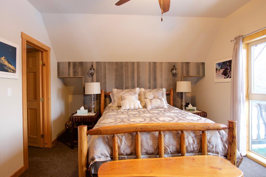 Kicking Horse Canyon Guest House Golden Exterior photo