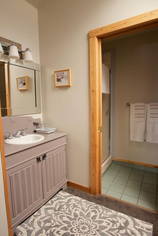 Kicking Horse Canyon Guest House Golden Exterior photo